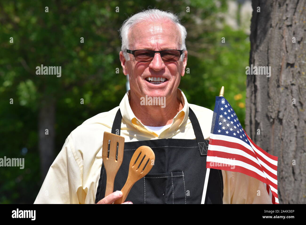 Uomo in pensione e barbecue estivi Foto Stock