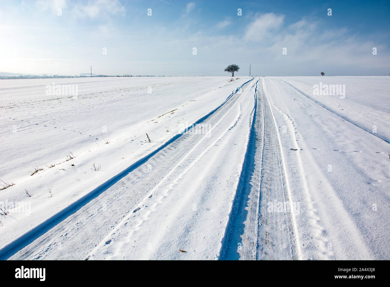 Tracce di pneumatici su strade coperte di neve road, vista invernale, Polonia orientale Foto Stock