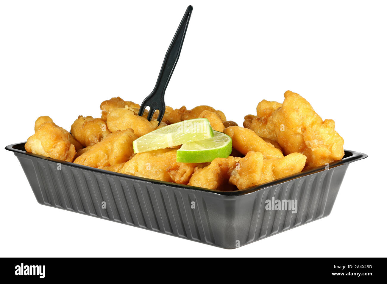 Kibbeling in un vassoio di plastica isolati su sfondo bianco. Kibbeling è un olandese snack costituito da martoriata bocconcini di pesce. Foto Stock