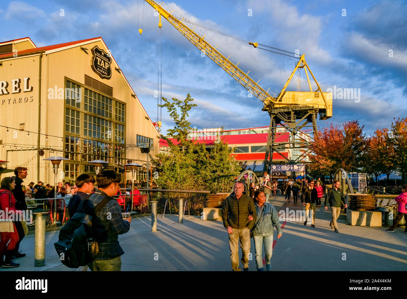 I cantieri navali, inferiore Lonsdale, North Vancouver, British Columbia, Canada Foto Stock