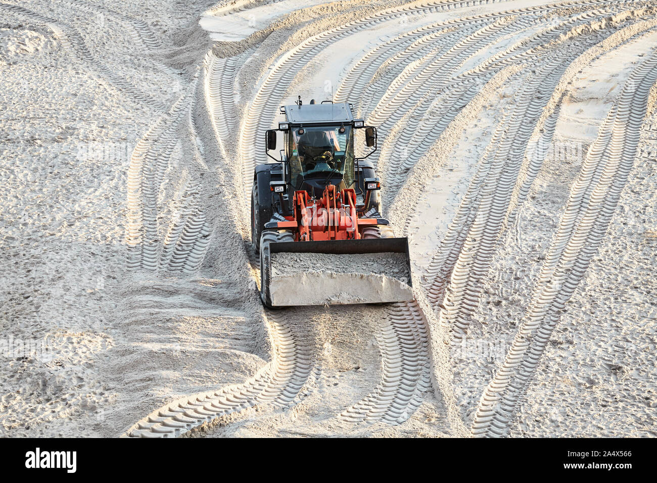 Bulldozer al lavoro su una spiaggia. Foto Stock