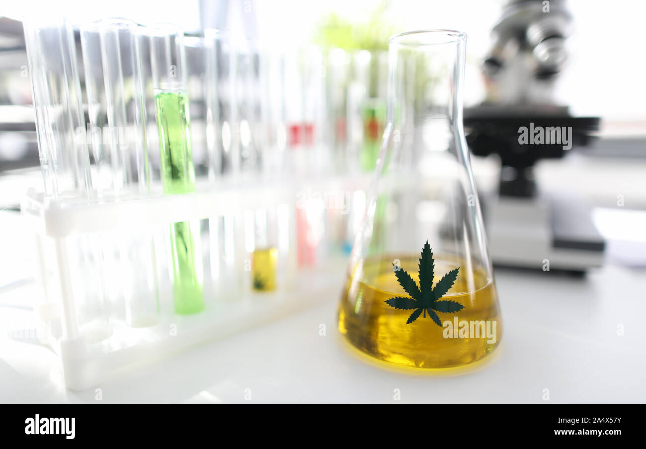 Tubo di prova con giallo olio cbd in chemisrtry lab Foto Stock