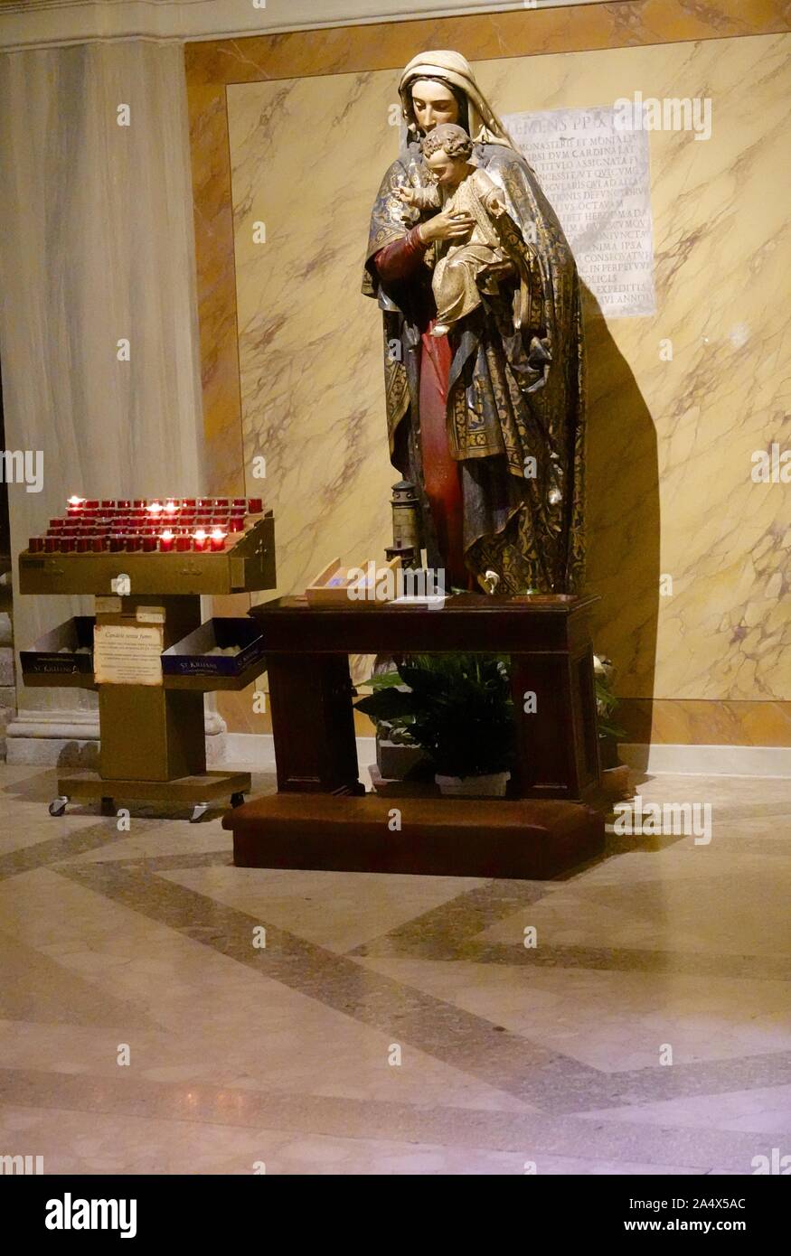 Una statua di Madre e bambino di San Silvestro la Chiesa che è in Roma, Italia Foto Stock