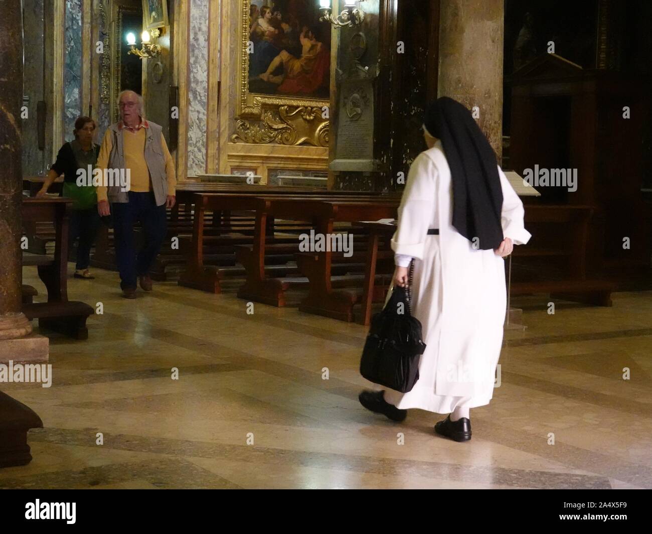 Una suora di San Silvestro chiesa in Roma, Italia Foto Stock