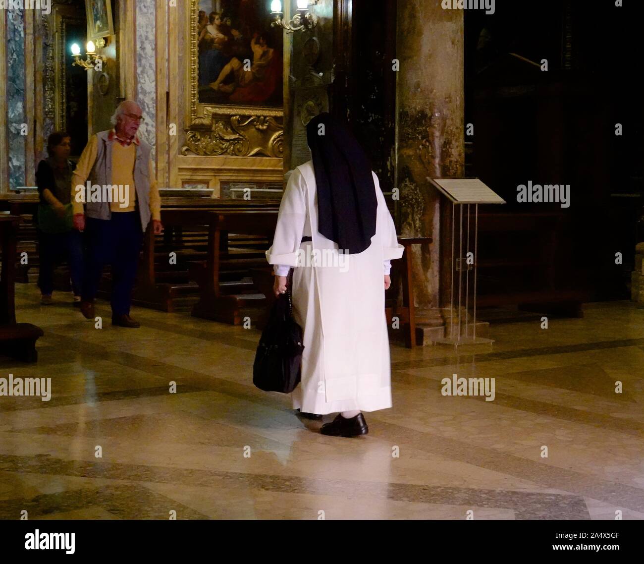 Una suora di San Silvestro chiesa in Roma, Italia Foto Stock