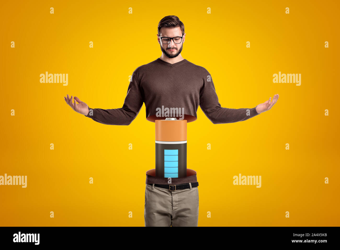 Vista frontale del giovane uomo hadsome facendo gesto di meditazione, il suo corpo tagliato in vita e upperbody sollevati in aria con grande batteria tra le due parti. Foto Stock