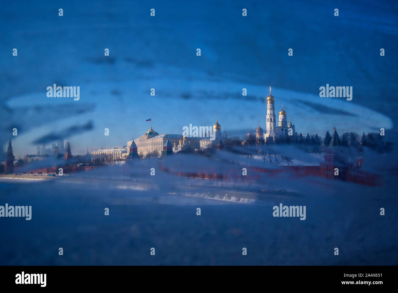 Vista del Cremlino di Mosca e il Cremlino terrapieno attraverso la finestra congelati dei trasporti pubblici durante la caduta di temperatura a -25 gradi, Russia Foto Stock