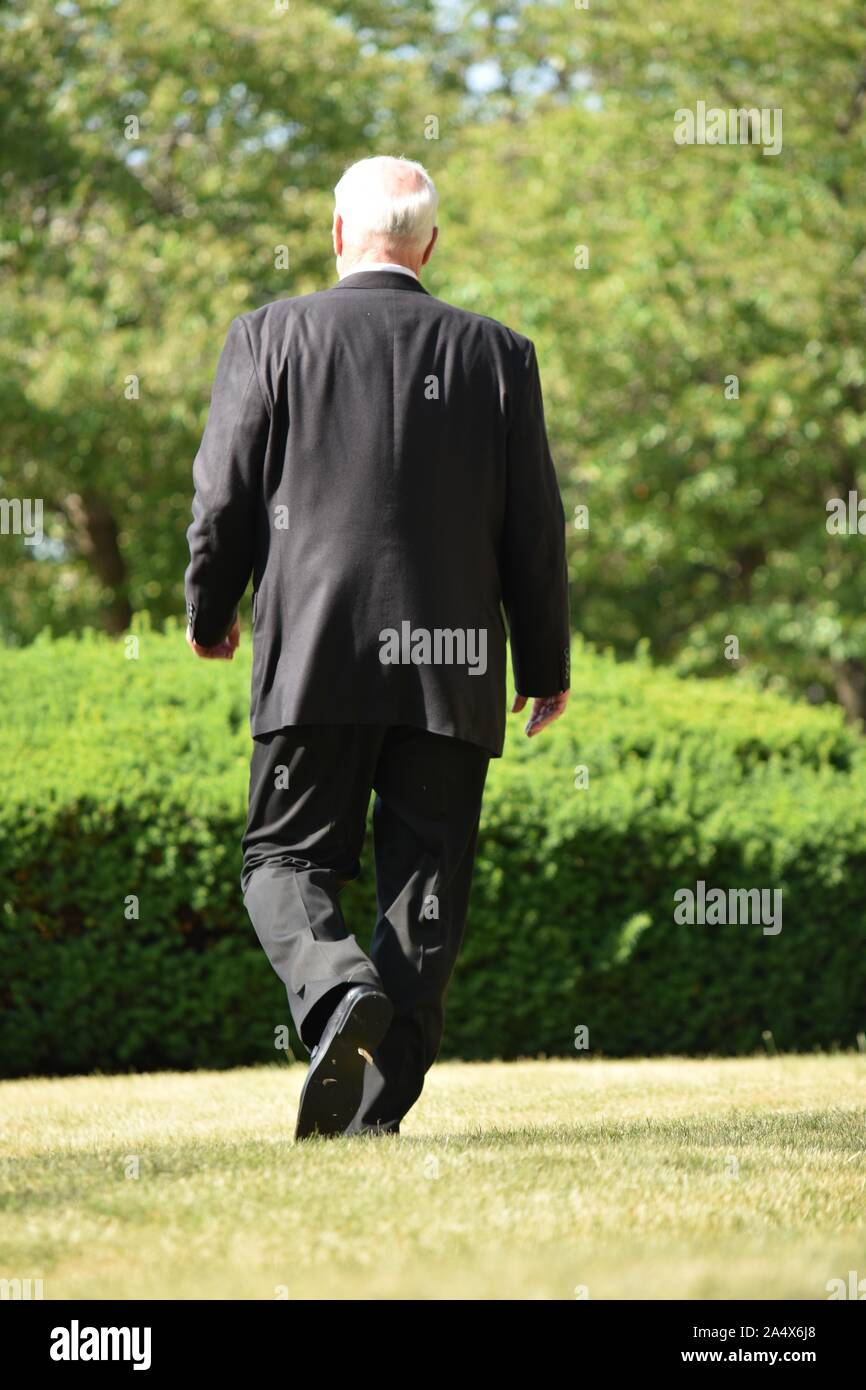 Impossibile Business Man imprenditore a piedi Foto Stock