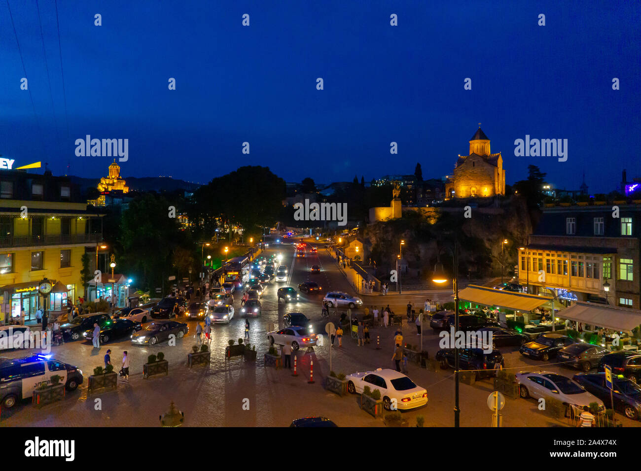 TBILISI, GEORGIA, 3 giugno 2019: accoglienti strade del centro storico della vecchia Tbilisi, di notte ora di punta Foto Stock