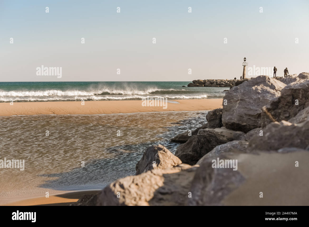 Persone in piedi sulle rocce sulla spiaggia nel sud della Francia Foto Stock