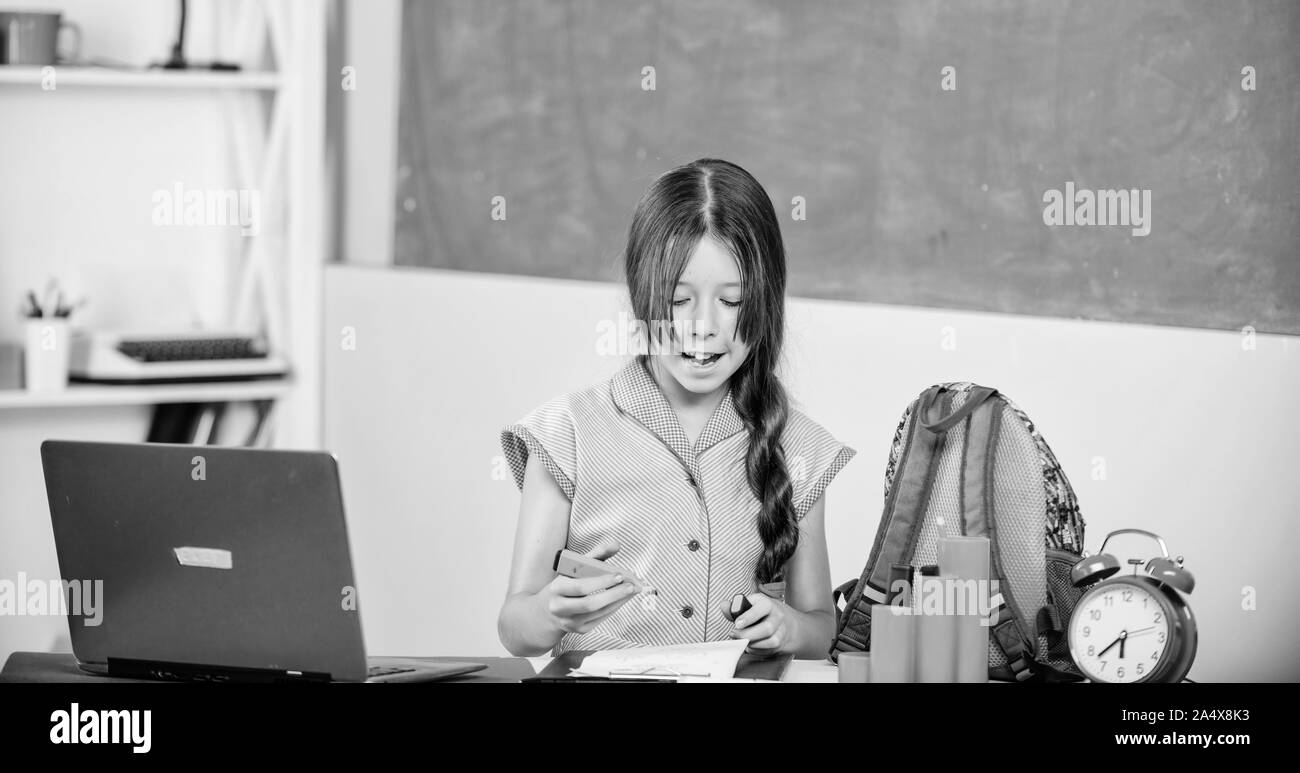 Mondo digitale. torna a scuola. Educazione on line. infanzia studio online. disegno lezione. conoscenza giorno. piccola ragazza allievo con il computer portatile. Disegnare immagini con marker. smart School girl in aula. Foto Stock