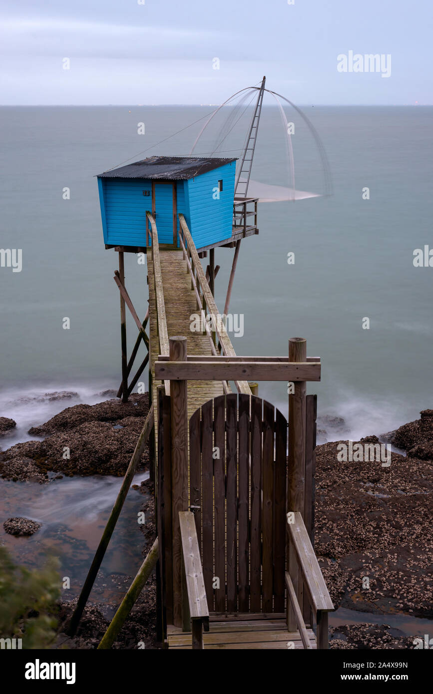 Tipico blu carrelet Capanna di pesca a Pornic durante le ore di colore blu (lunga esposizione fotografia), dipartimento Loire-Atlantique, Francia occidentale. Foto Stock