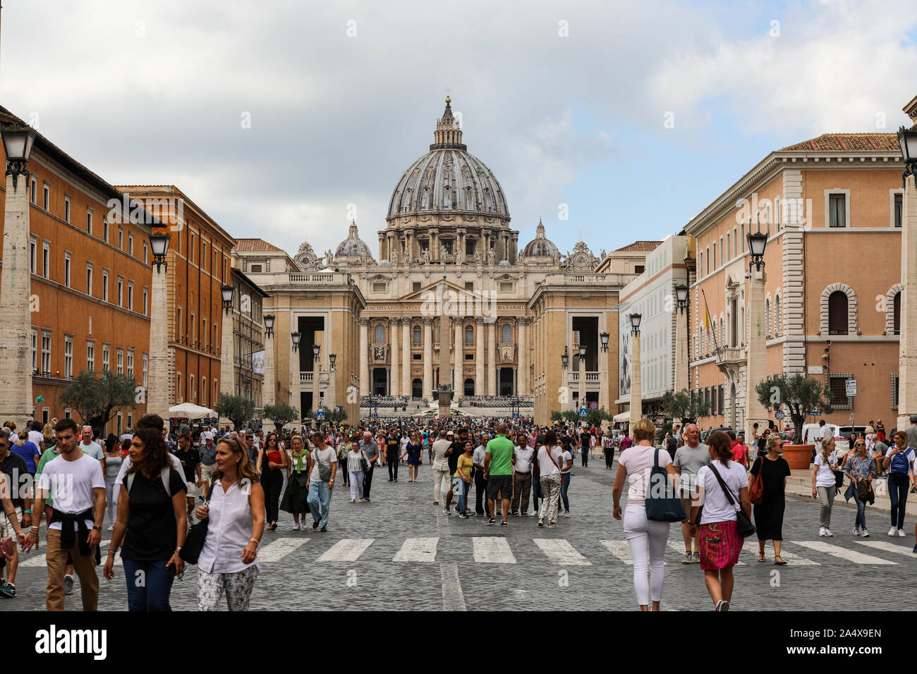 La Basilica di San Pietro nello Stato della Città del Vaticano vista da Via della Conciliazione in Roma, Italia Foto Stock