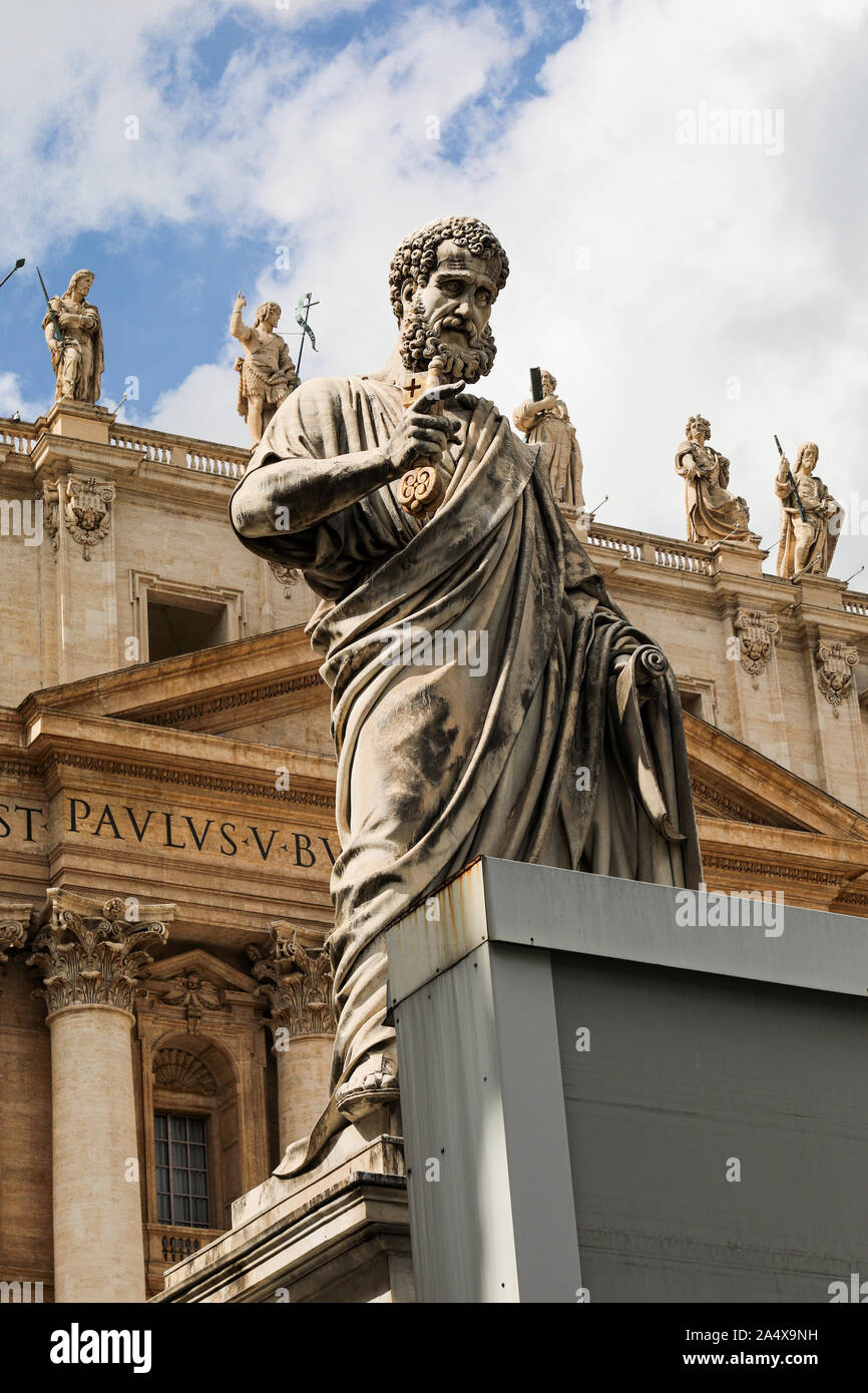 Statua di San Pietro a Piazza San Pietro nello Stato della Città del Vaticano Foto Stock