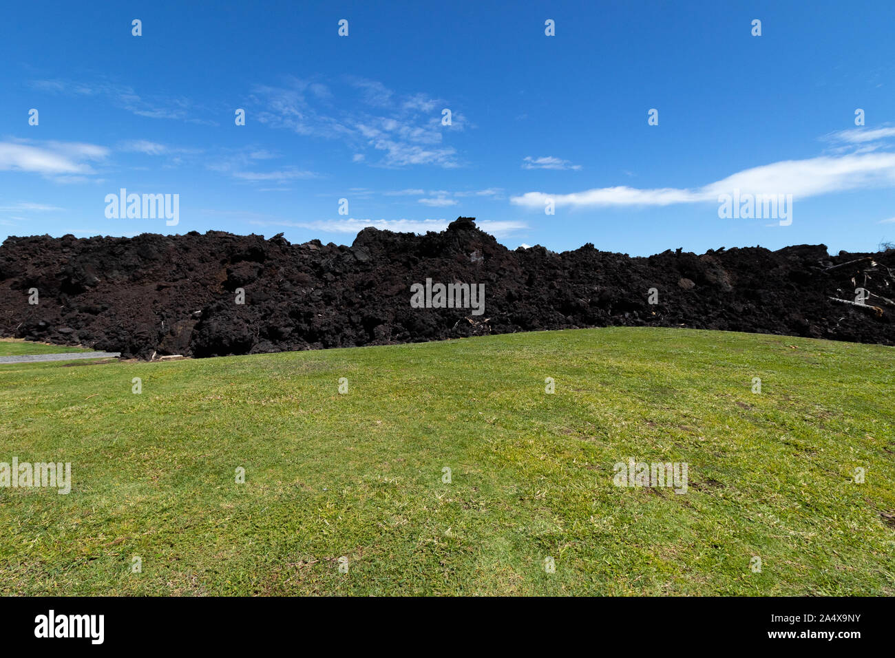 Estate 2018 il flusso di lava in un campo a Isaac Hale Beach Park, Pohoiki, Big Island delle Hawaii, STATI UNITI D'AMERICA Foto Stock
