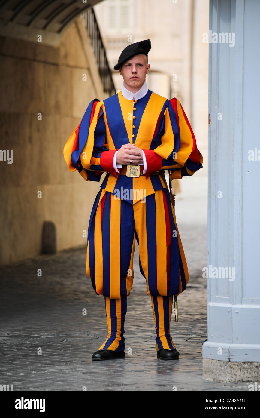 In Svizzera il soldato di guardia alla porta della Basilica di San Pietro in Vaticano Foto Stock