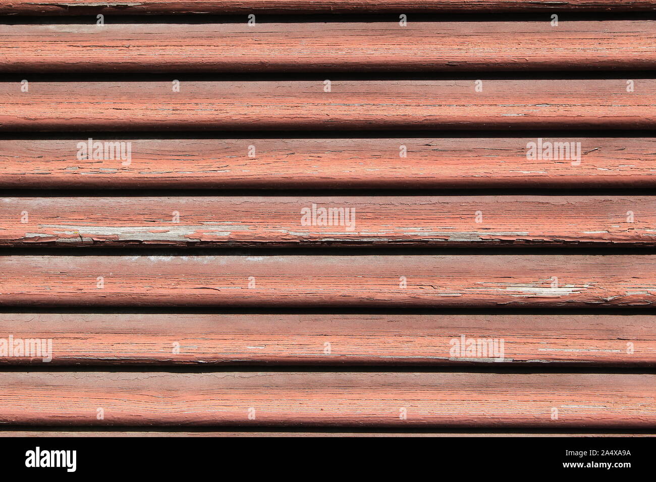 Chiusura del vecchio rosso weathered persiana con vernice sfaldato Foto Stock