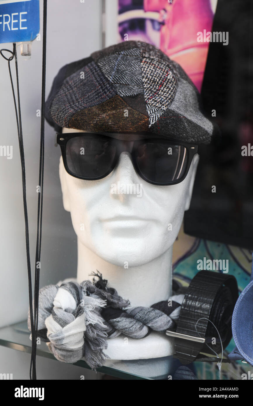 Styrofoam maschio manichino in testa con cappello, occhiali da sole e sciarpa in una finestra di visualizzazione Foto Stock