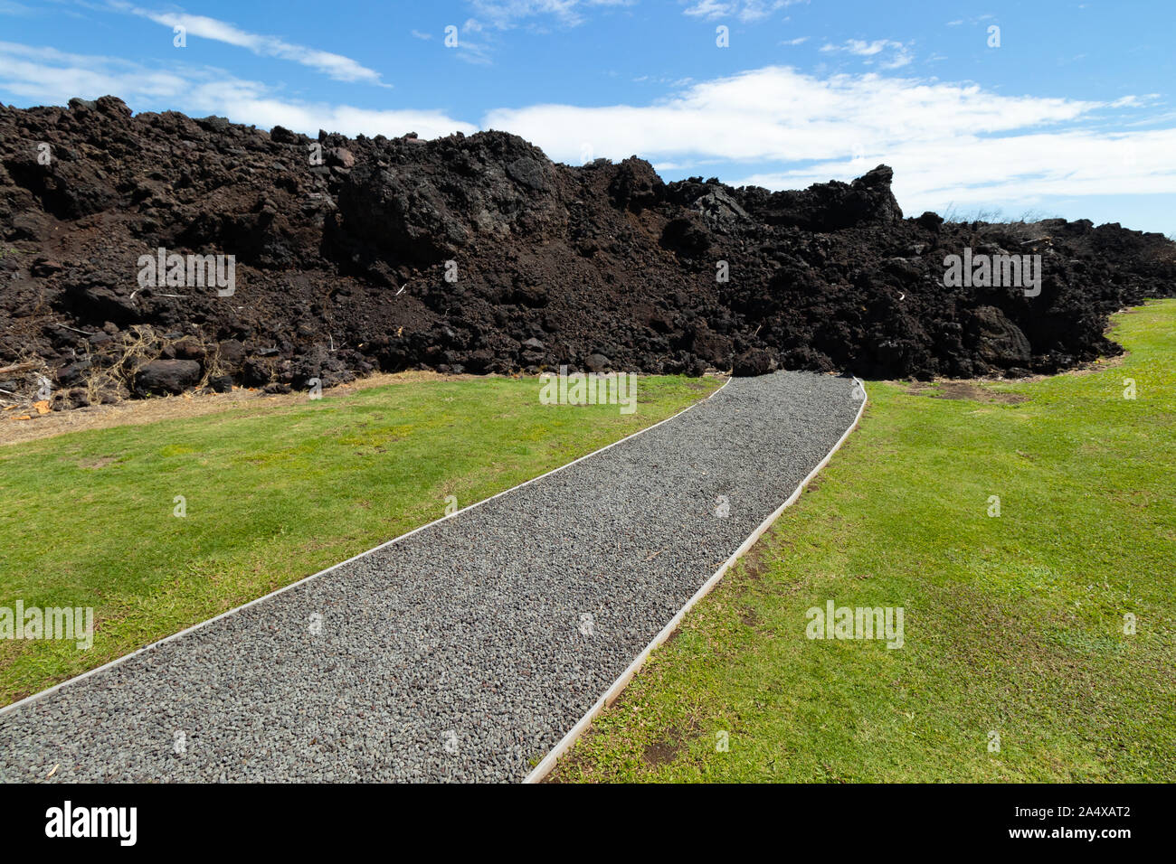 Estate 2018 il flusso di lava copre un sentiero a piedi a Isaac Hale Beach Park, Pohoiki, Big Island delle Hawaii, STATI UNITI D'AMERICA Foto Stock