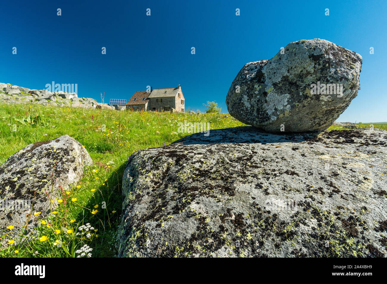 Pietra e granito roccia nei pressi di una casa sull'altopiano di Aubrac Foto Stock