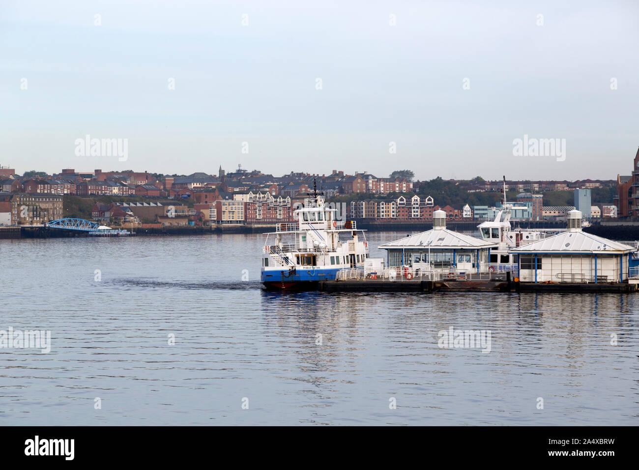 Gli scudi traghetto attraccato a South Shields, Inghilterra. Il traghetto trasporta persone attraverso il Fiume Tyne tra nord e sud le protezioni. Foto Stock