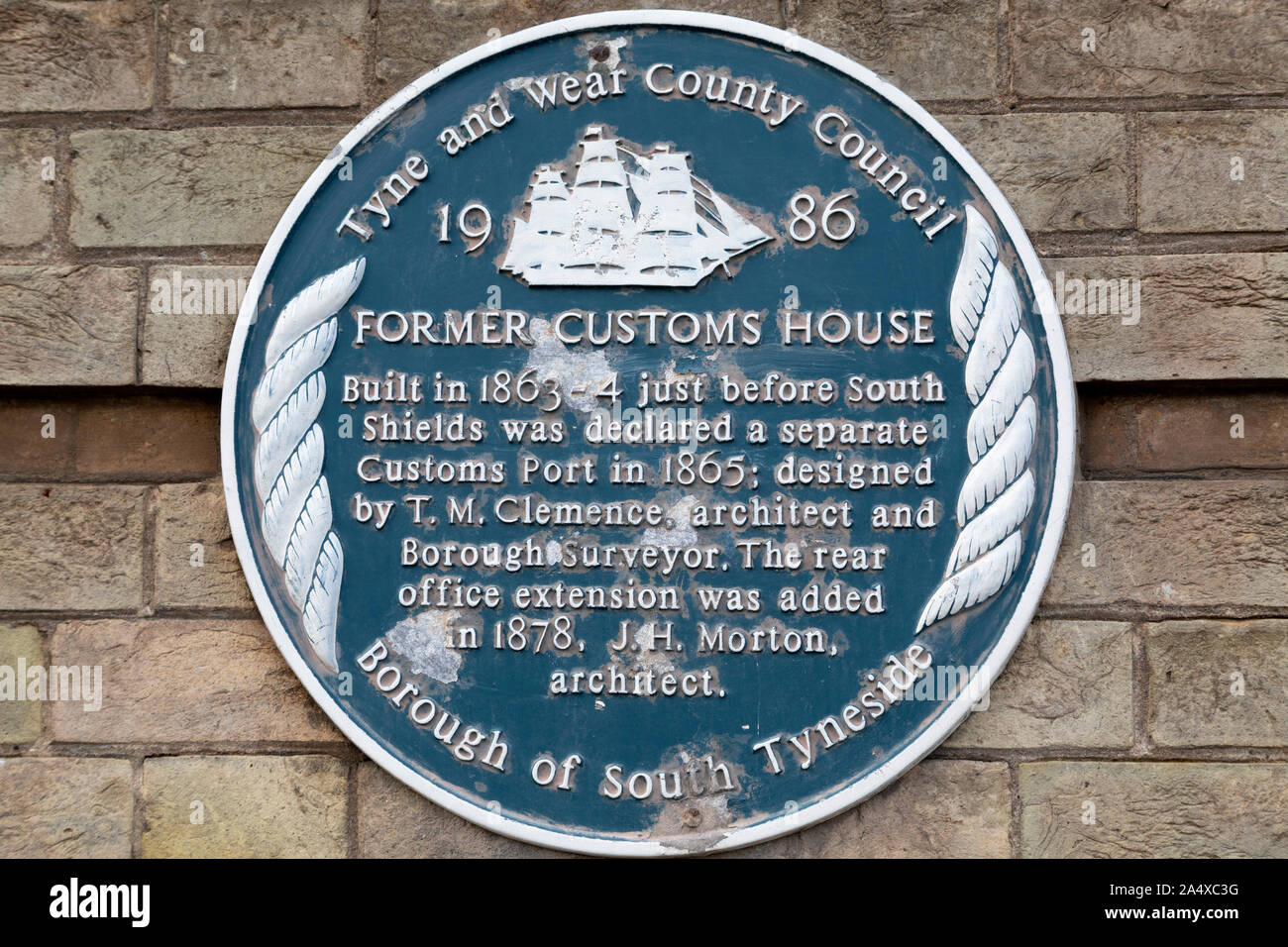 Placca alla Custioms House a South Shields, Inghilterra. Ora un luogo di divertimento, il buildiing date dal 1863-64 ed è stato progettato da T.M.Clemence. Foto Stock