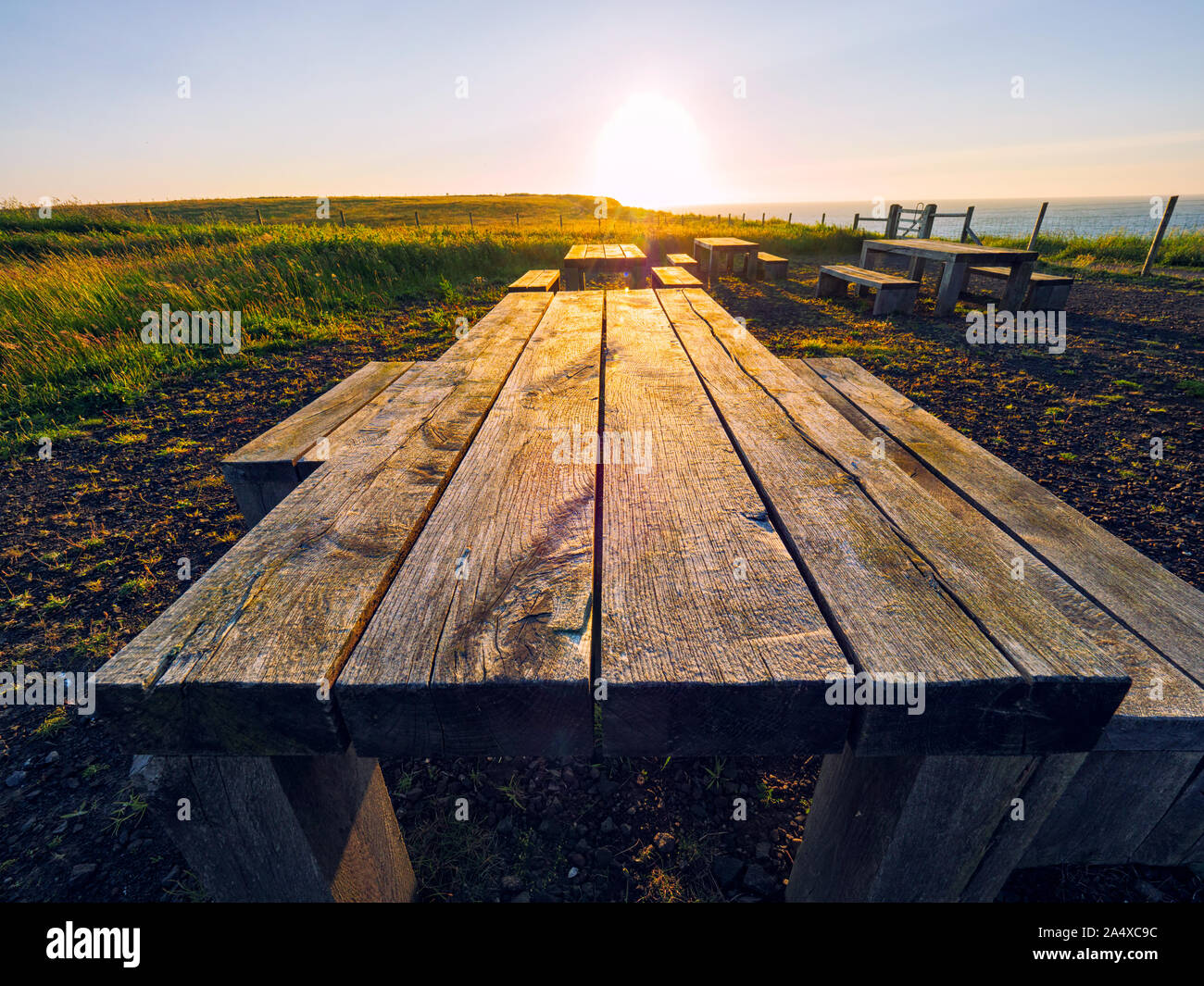Tavolo in legno contro estate tramonto giants causeway litorale,l'Irlanda del Nord Foto Stock