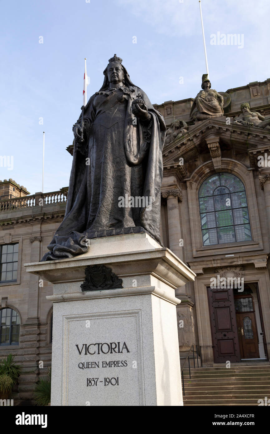 Statua della regina Victoria al di fuori della città di Hall in South Shields, Inghilterra. Il monarca regnò dal 1837 al 1901 e ha dato il suo nome ad un'era. Foto Stock