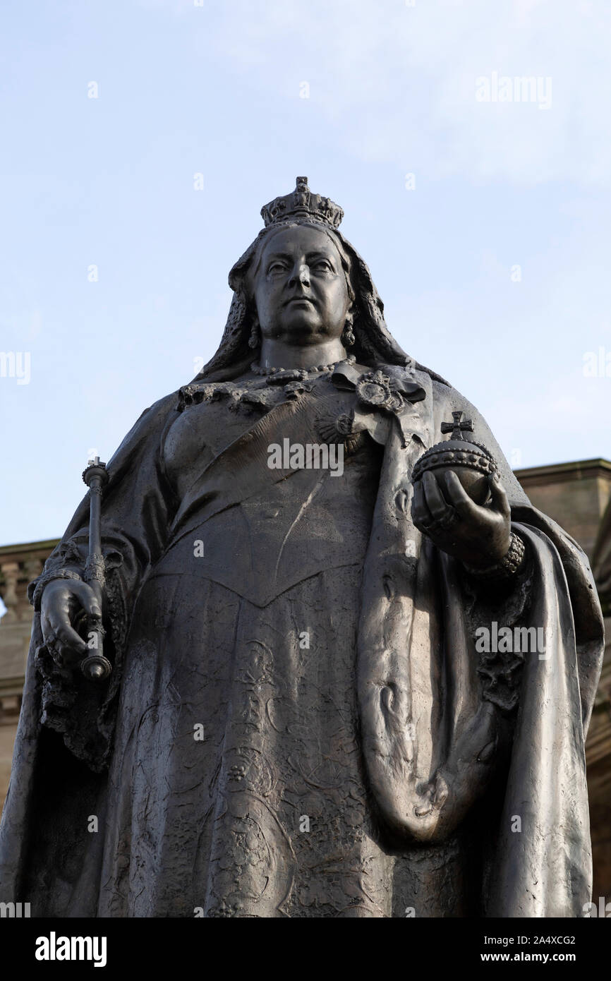 Statua della regina Victoria al di fuori della città di Hall in South Shields, Inghilterra. Il monarca regnò dal 1837 al 1901 e ha dato il suo nome ad un'era. Foto Stock