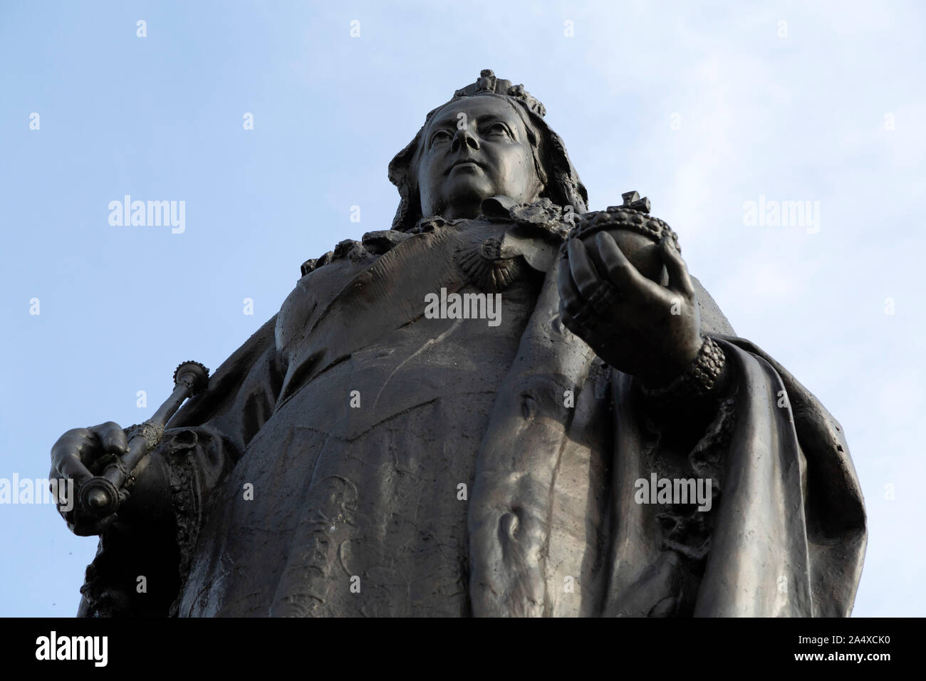 Statua della regina Victoria al di fuori della città di Hall in South Shields, Inghilterra. Il monarca regnò dal 1837 al 1901 e ha dato il suo nome ad un'era. Foto Stock