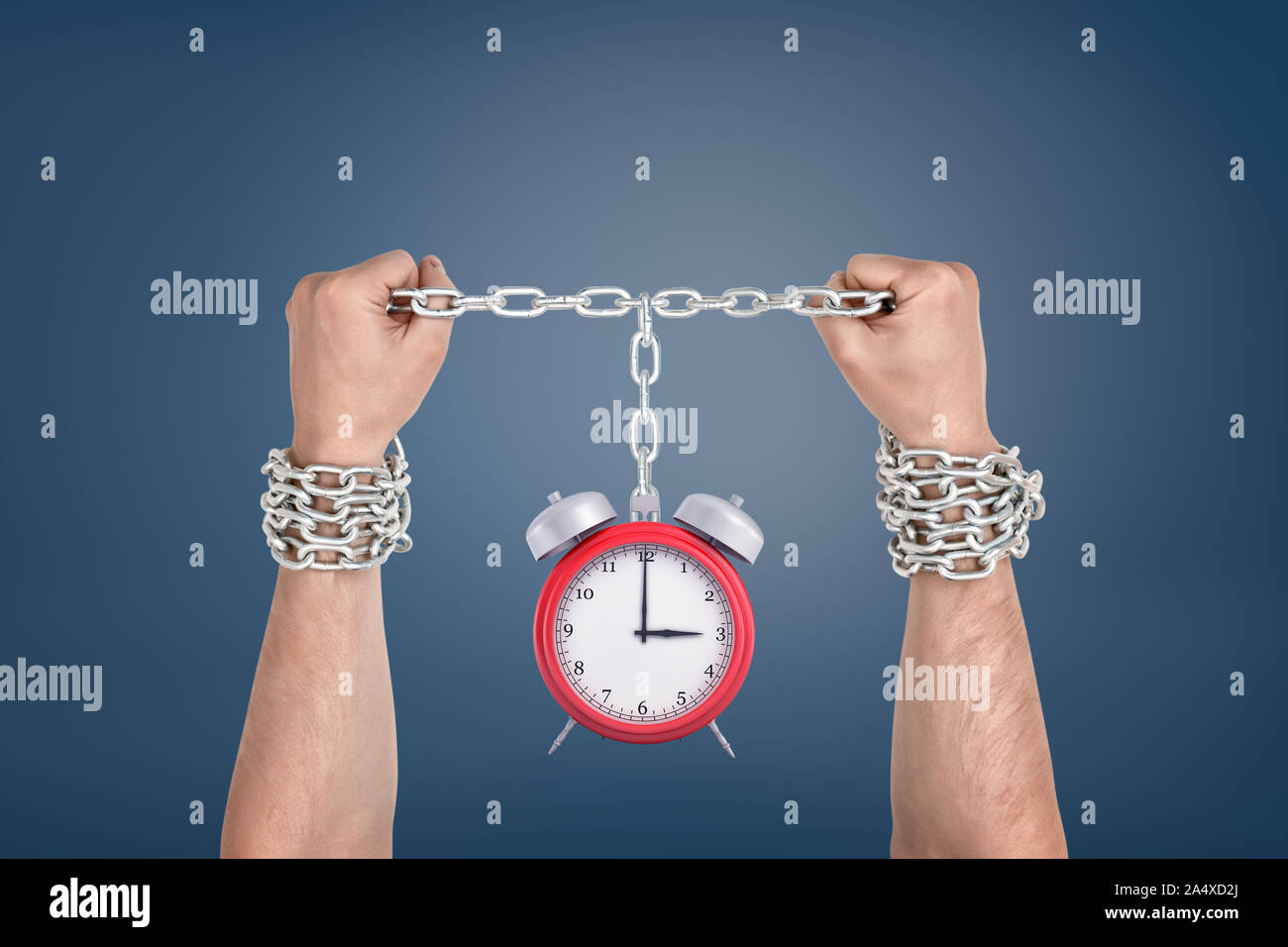 Due maschio le mani legate insieme con catene e legato ad un retro rosso orologio. Foto Stock