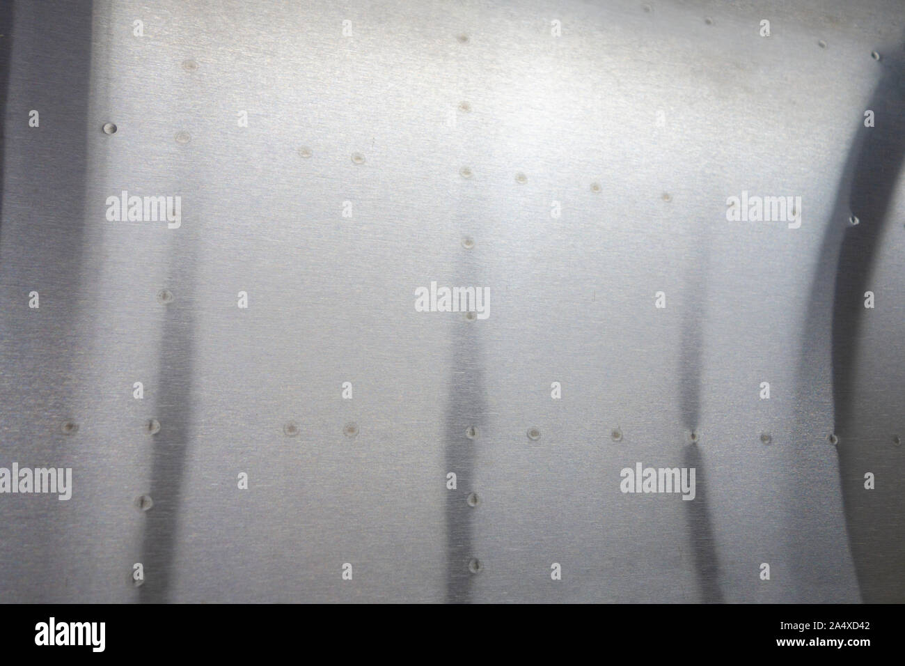 Inox spazzolato hall di metallo di una cabina di trasporto aerodinamica sabbiato rivetti e luci e scuro dello sfondo di illuminazione Foto Stock