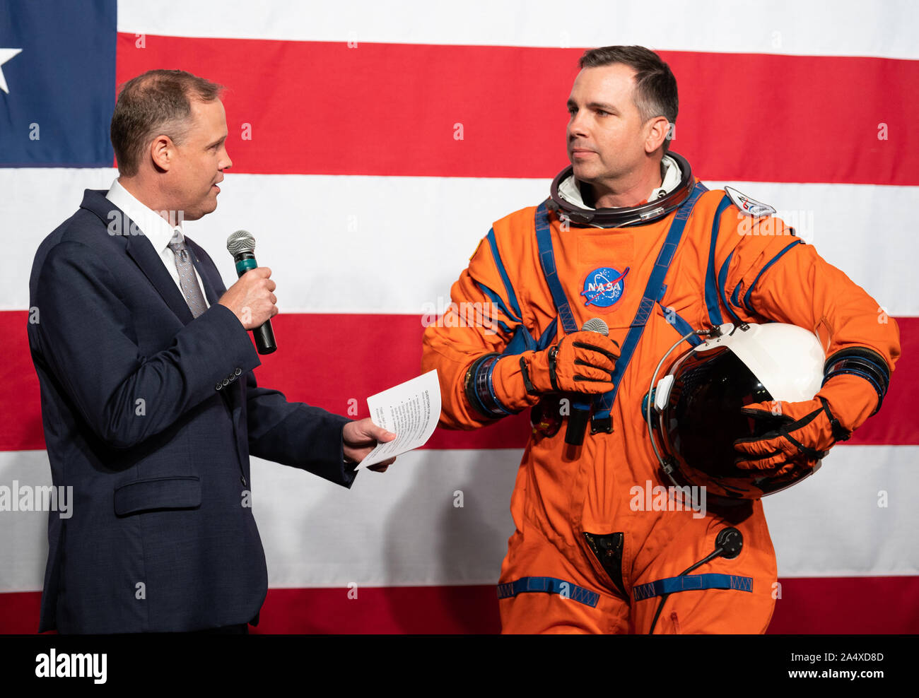 Amministratore della NASA Jim Bridenstine, sinistra, parla con Dustin Gohmert, Orion equipaggio sistemi di sopravvivenza Project Manager presso NASA Johnson Space Center, indossando la Orion equipaggio sistema di sopravvivenza suit, circa la tuta, il 15 ottobre 2019, alle sedi della NASA a Washington. La tuta Orion è progettato per una vestibilità personalizzata e incorpora la tecnologia di sicurezza e funzioni di mobilità che contribuirà a proteggere gli astronauti il giorno del lancio, in situazioni di emergenza e ad alto rischio di parti di missioni vicino la luna, e durante la fase ad alta velocità a tornare sulla Terra. Foto NASA da Joel Kowsky/UPI Foto Stock