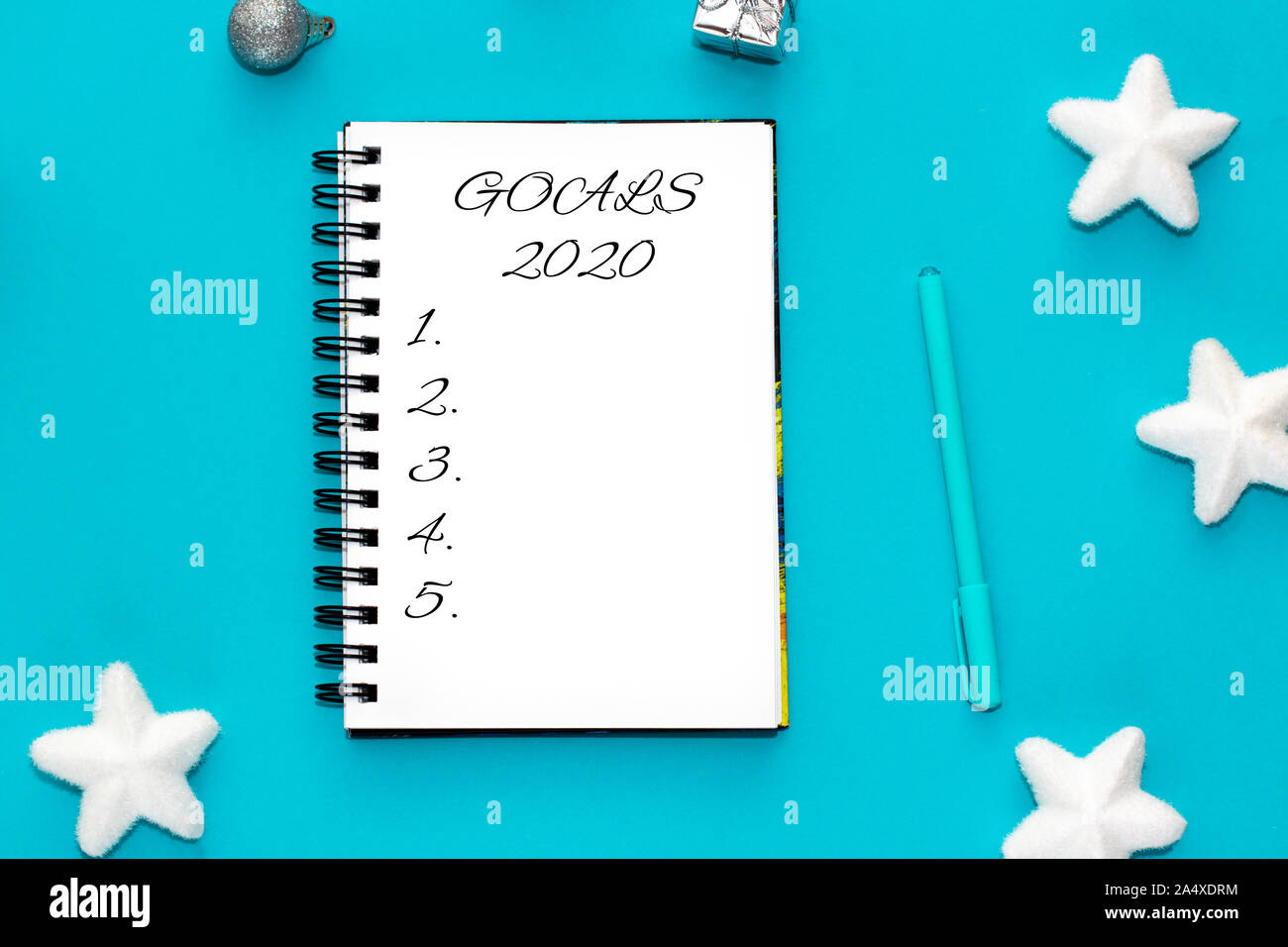 Notebook con 2020 obiettivi di menta su sfondo verde. Vista dall'alto. Foto Stock