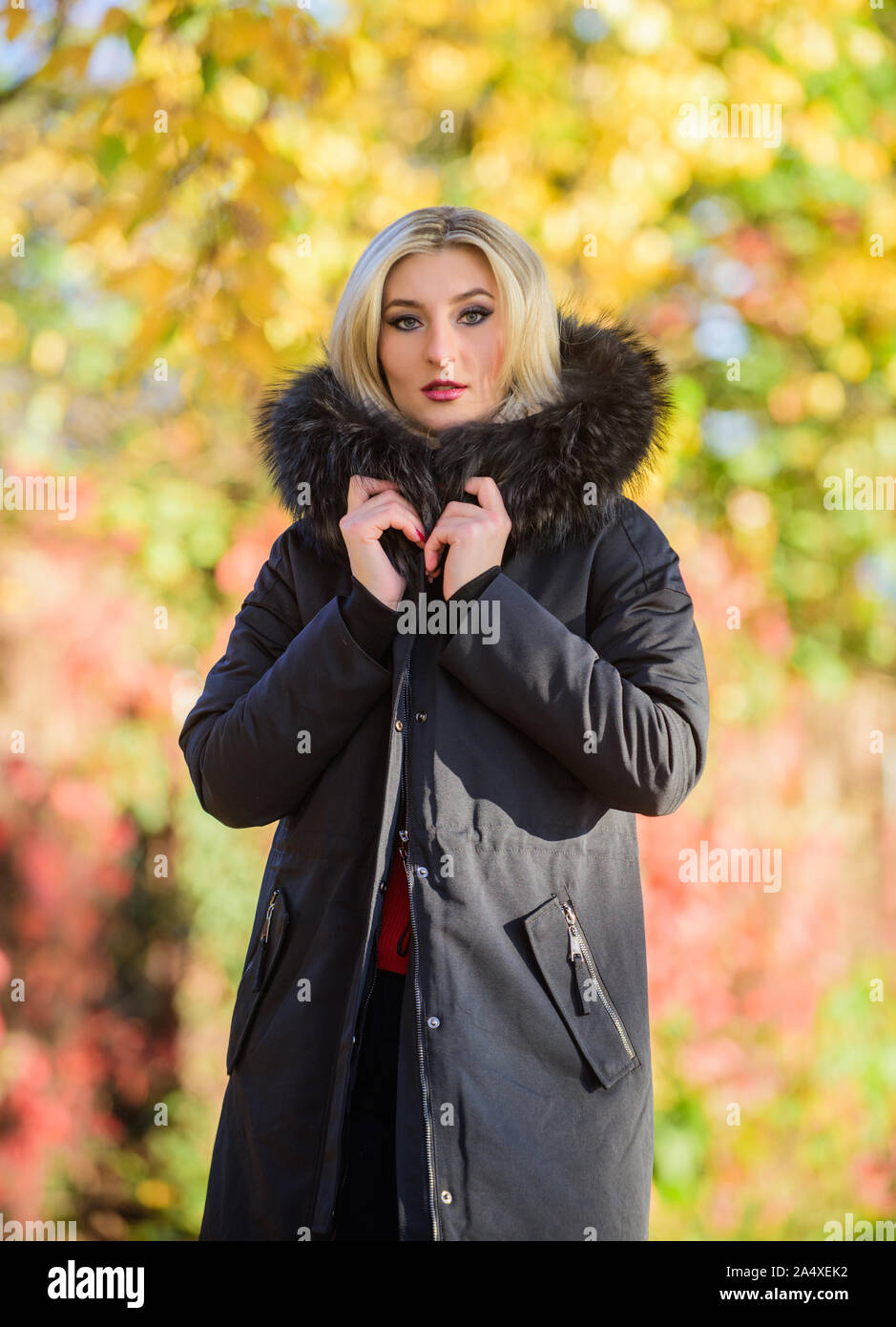 Parka classico coat e diventata icona guardaroba. Versatilita funzionale ed elegante. Ragazza parka usura mentre cammina park. La stagione autunnale fashion concept. Puffer giacca con cappuccio. Donna...