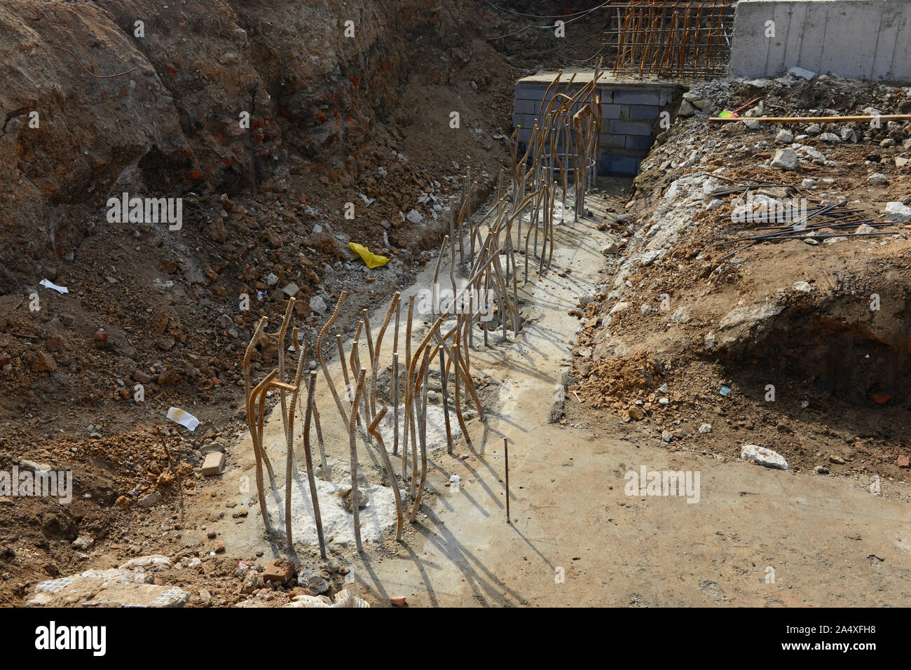 Rebar aste sporgono dalle fondamenta di un edificio sito in Changchun, Cina Foto Stock