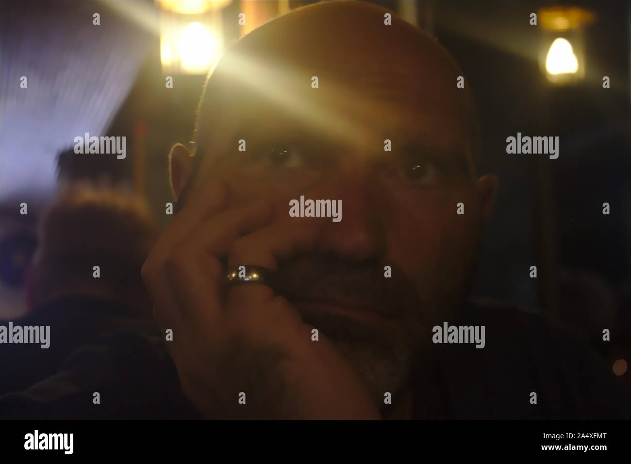 Considerato l uomo si appoggia la sua testa sul lato Foto Stock