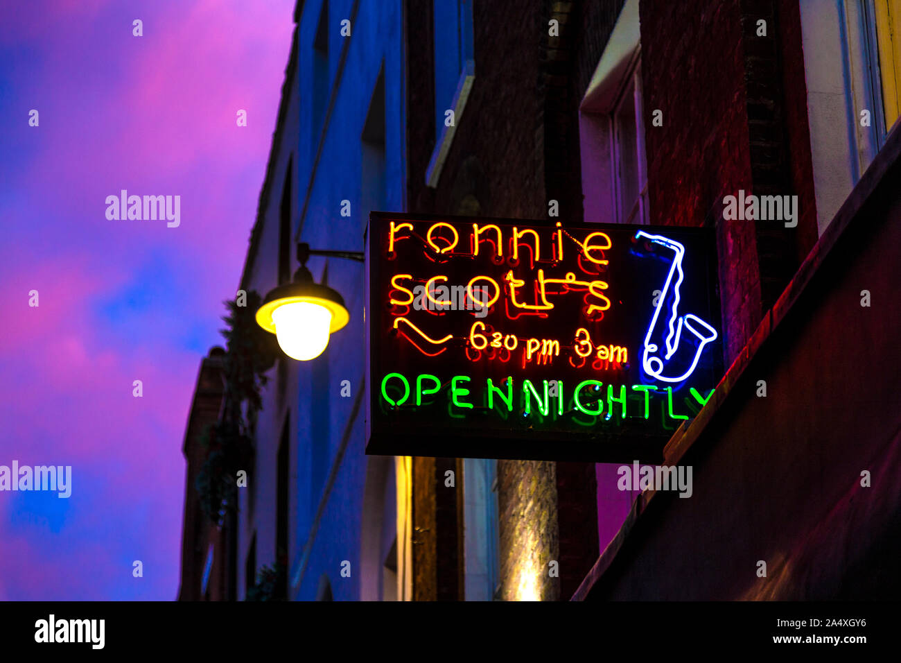 Insegna al neon sopra la famosa Ronnie Scott's jazz club, Frith Street, Soho, London, Regno Unito Foto Stock
