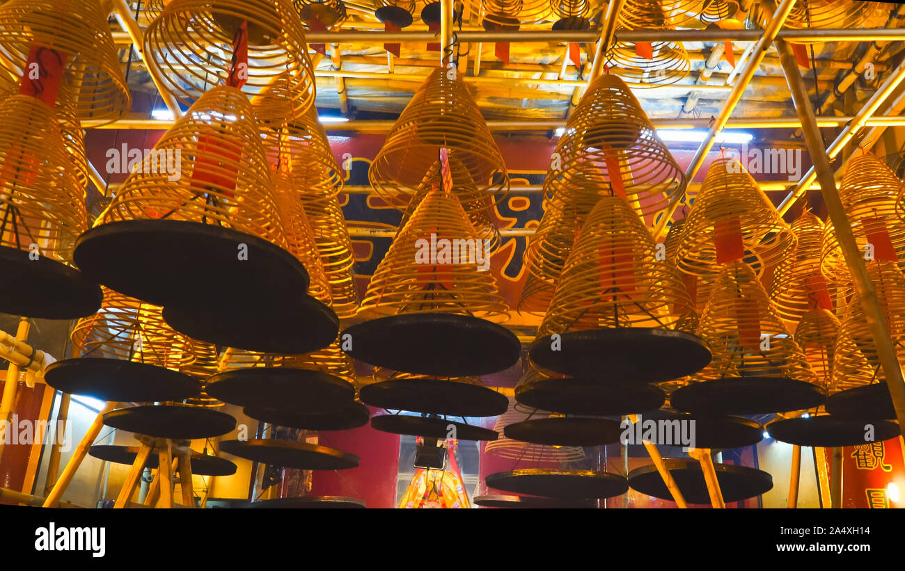 Camminare sotto le bobine di incenso al Tempio di Man Mo in hong kong Foto Stock