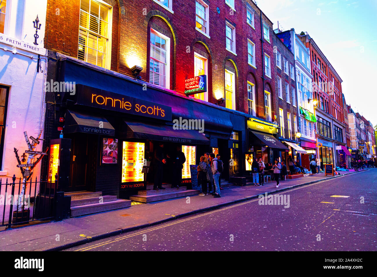 Esterno del famoso Ronnie Scott's jazz club, Frith Street, Soho, London, Regno Unito Foto Stock