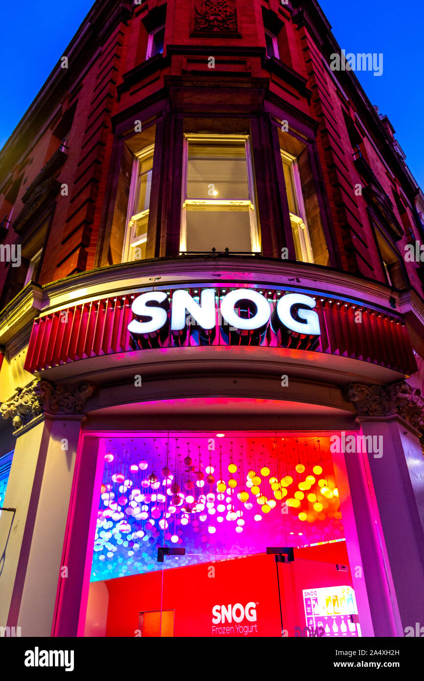 Esterno della Snog Frozen Yogurt shop di notte a Soho, London, Regno Unito Foto Stock