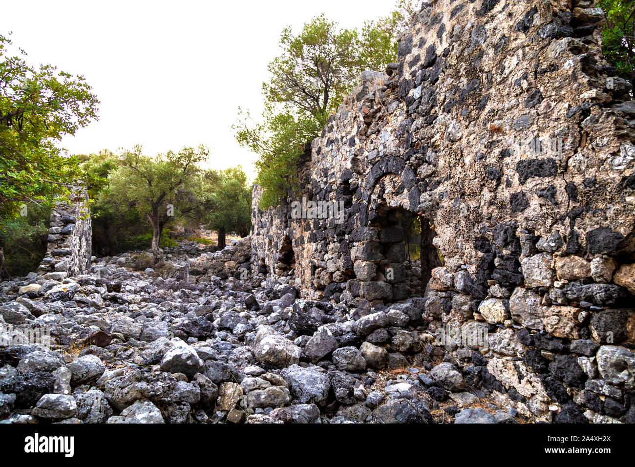 Vi secolo rovine della chiesa al tramonto sulla isola di Gemiler, Riviera Turca, Turchia Foto Stock