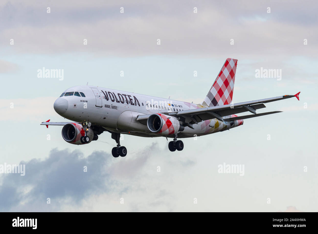 Volotea Airbus A319 aereo di linea EC-MTF atterrando all'aeroporto Southend di Londra, Southend on Sea, Essex, Regno Unito. Compagnia aerea economica spagnola Foto Stock