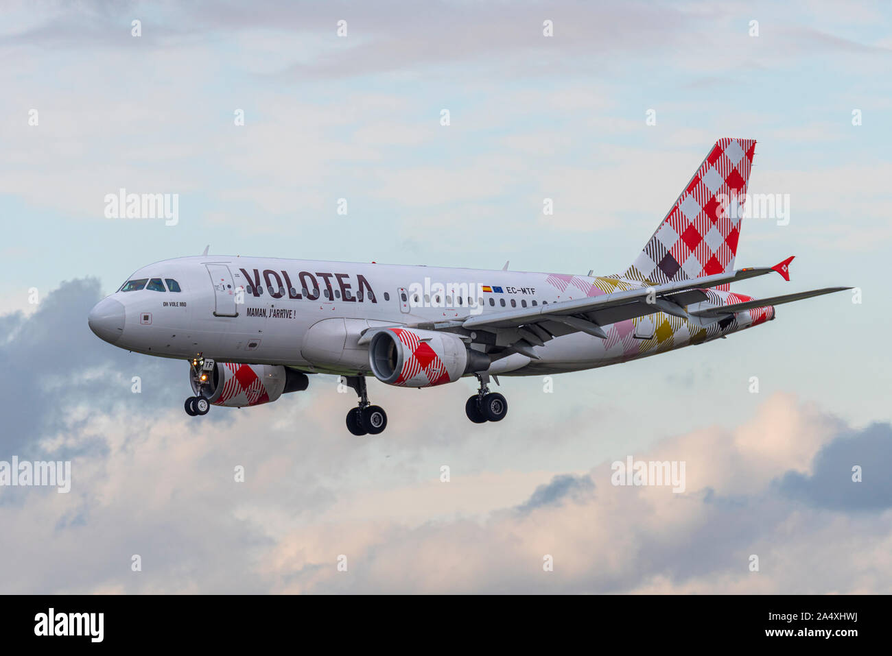 Volotea Airbus A319 aereo di linea EC-MTF atterrando all'aeroporto Southend di Londra, Southend on Sea, Essex, Regno Unito. Compagnia aerea economica spagnola Foto Stock