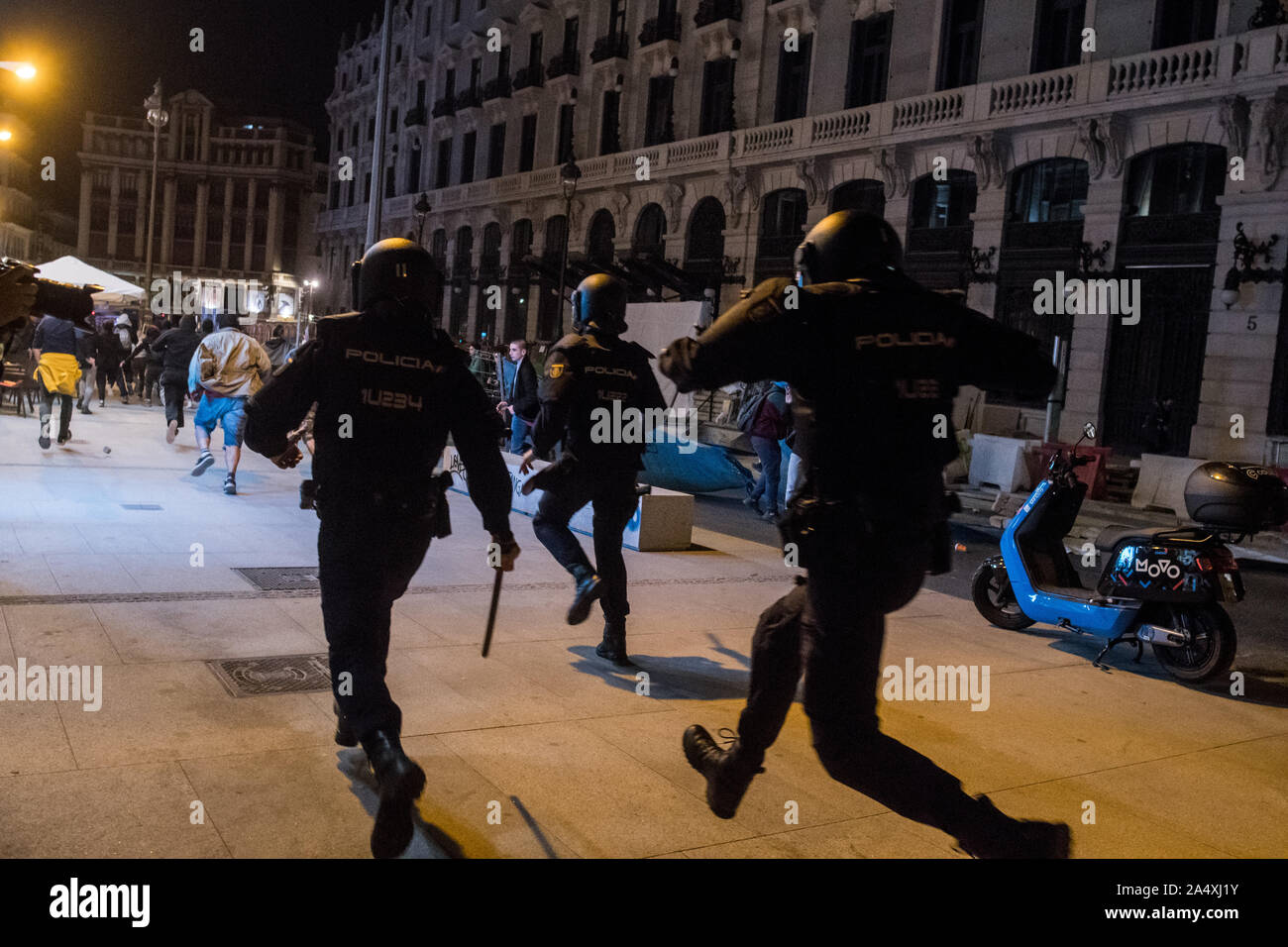 Madrid, Spagna. 16 ottobre, 2019. Polizia a caccia di persone durante una manifestazione di protesta contro la prigione per Catalano leader separatista. Credito: Marcos del Mazo/Alamy Live News Foto Stock