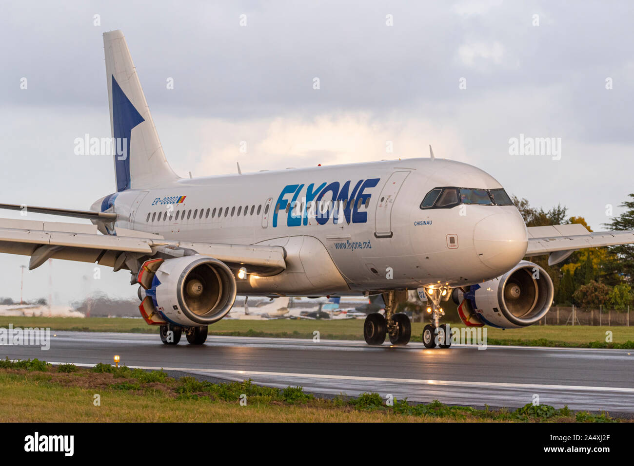 Aereo di linea FlyOne ER-00002 chiamato Chisinau Txiing presso l'aeroporto di Londra Southend, Southend on Sea, Essex, Regno Unito, su una pista umida Foto Stock