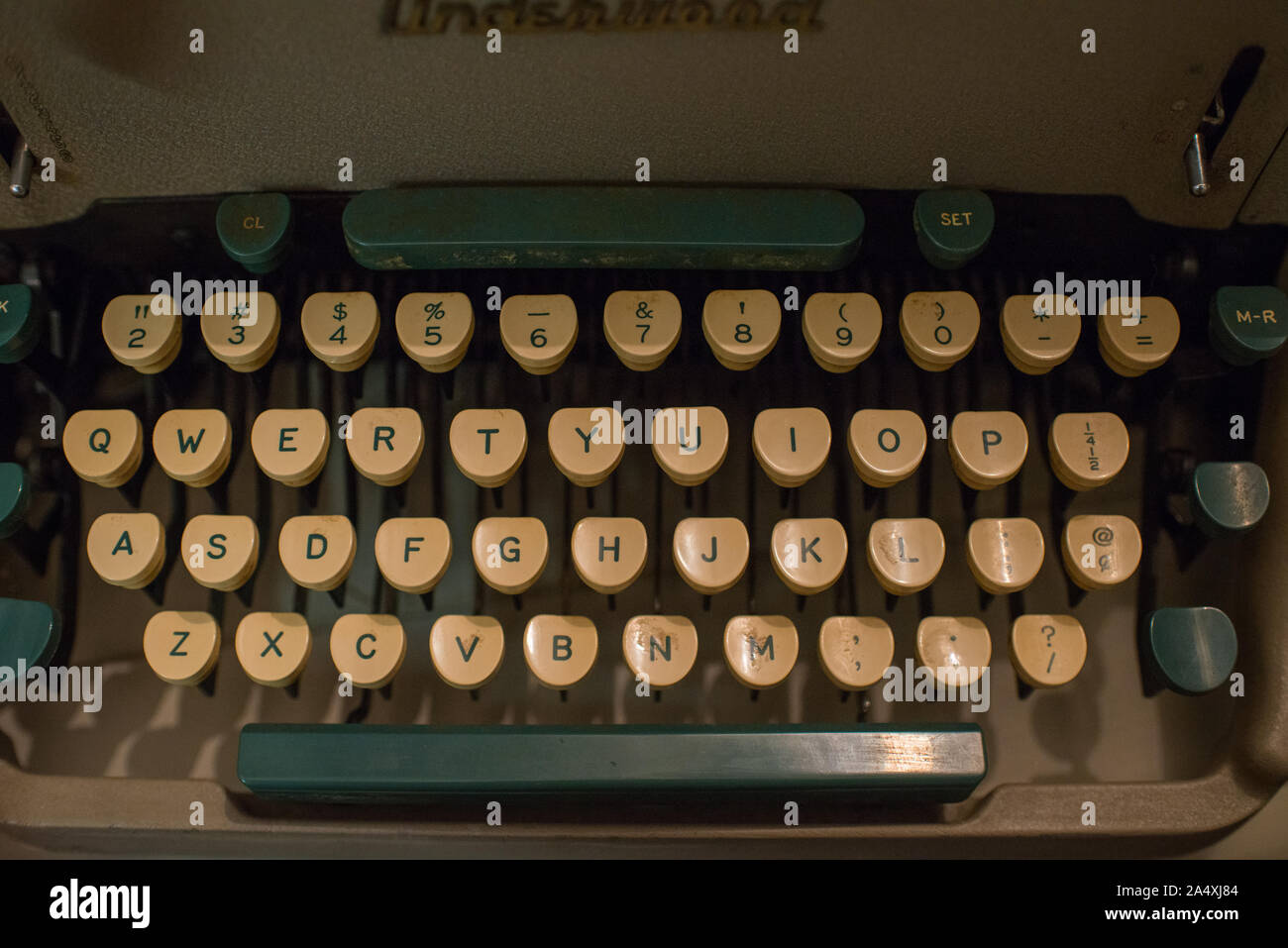 Vecchie macchine da scrivere ci ricordano che abbiamo percorso un lungo cammino -- veloce - da queste macchine meccaniche ad elevate velocità di computer in uffici moderni. Foto Stock