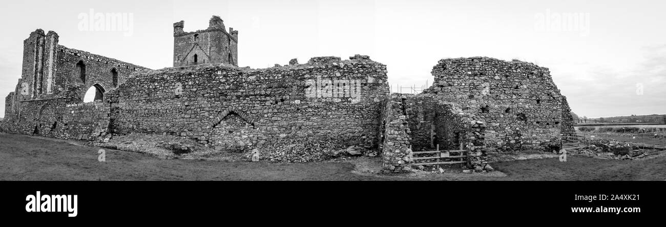 Vista panoramica del vecchio rudere gotico castello vicino a New Ross, County Wexford, Irlanda Foto Stock