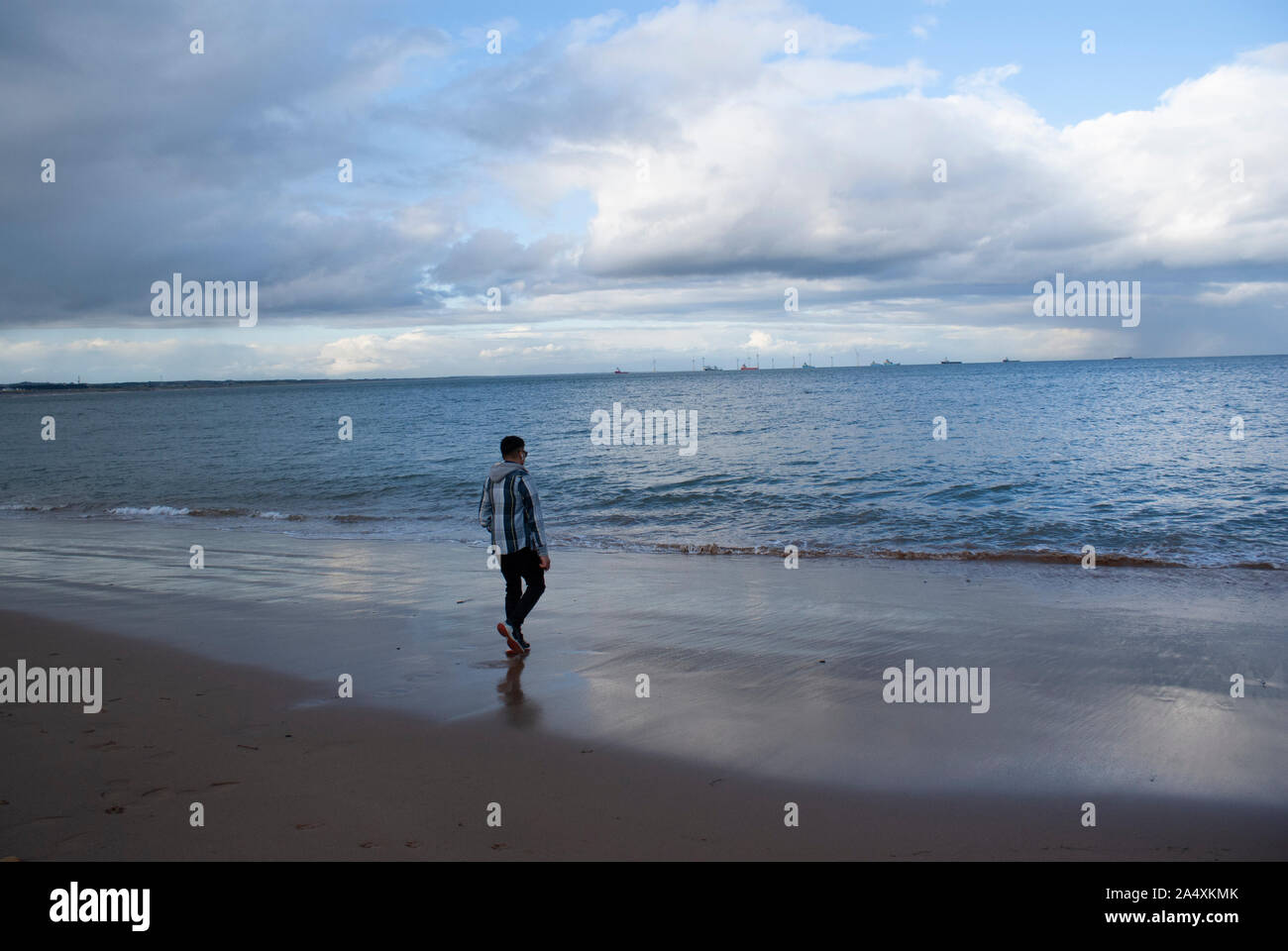 Modello maschile a Aberdeen Beach 2019 Foto Stock