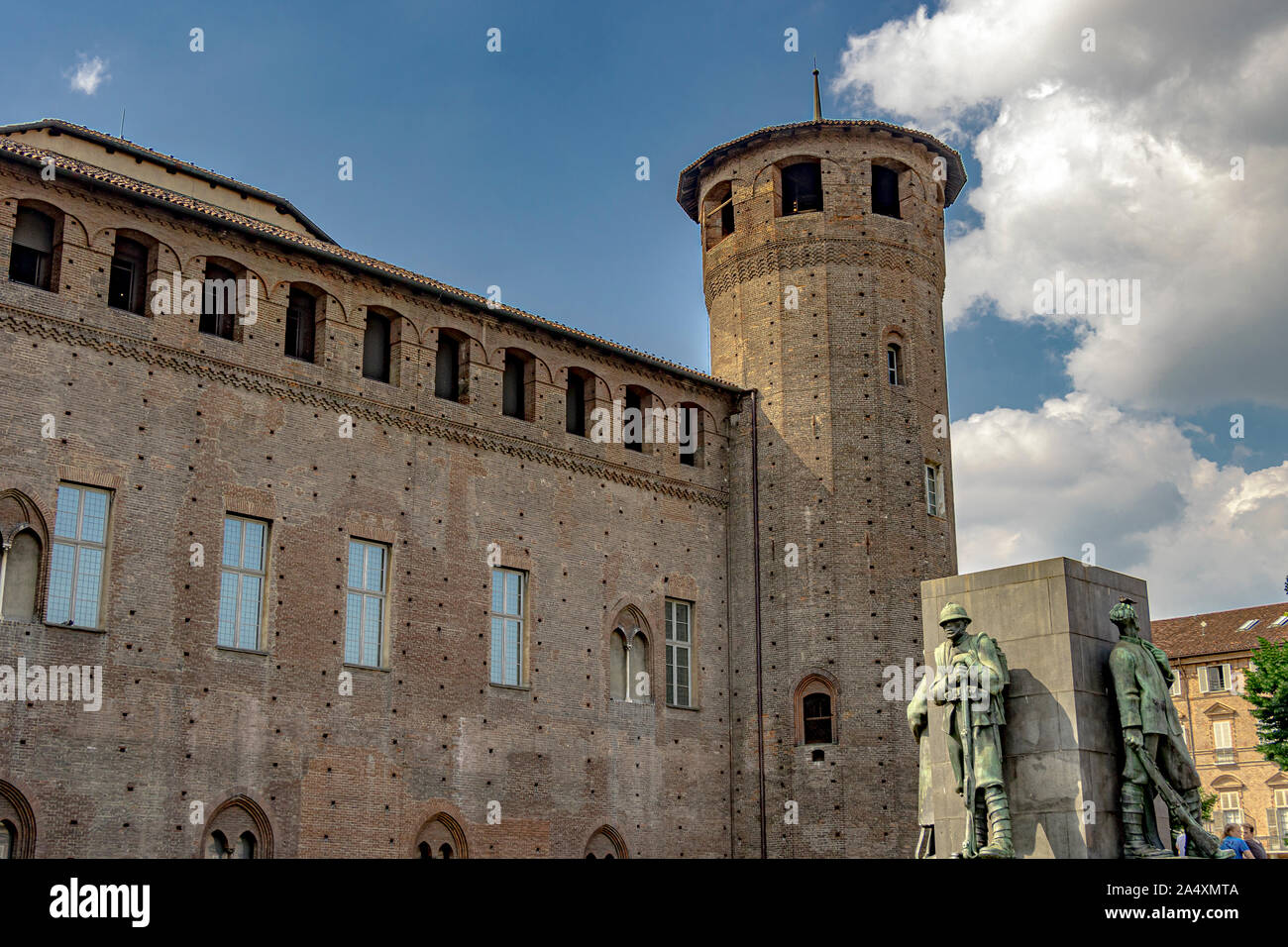 La torre in mattoni del Castello Acaja nella parte posteriore del Palazzo Madama di Torino , Italia Foto Stock